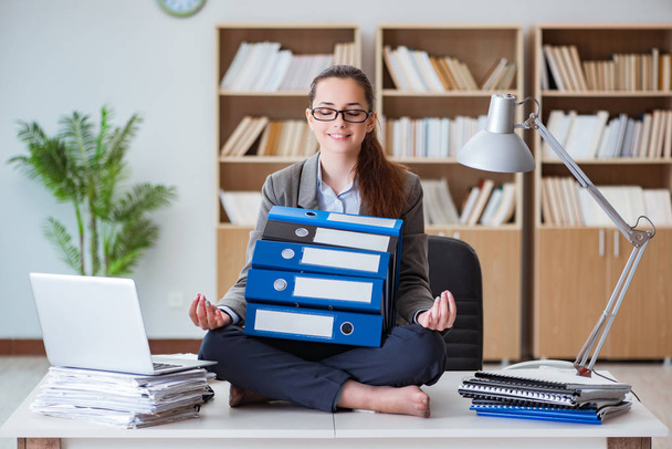 Bizneswoman medytująca w biurze - Zdjęcie, obraz