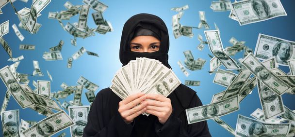 мусульманська жінка в хіджабі з грошима над білим
 - Фото, зображення