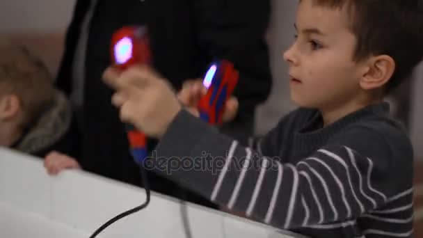 Jongen boksen met gamepad in handen. Kid externe controlerende robot - Video