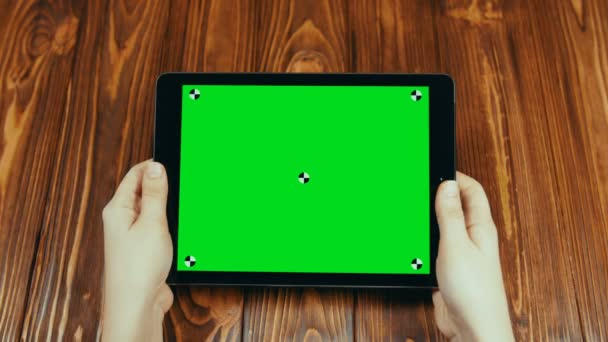 Tablet horizontal com tela verde nas mãos
 - Filmagem, Vídeo