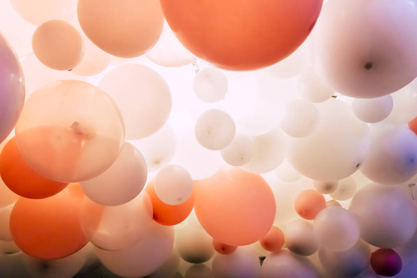 Värikkäitä ilmapalloja ja valoa
 - Valokuva, kuva