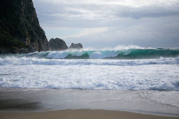 nagy hullámok az alanyai Kleopátra strandtól a tenger vihar - Fotó, kép