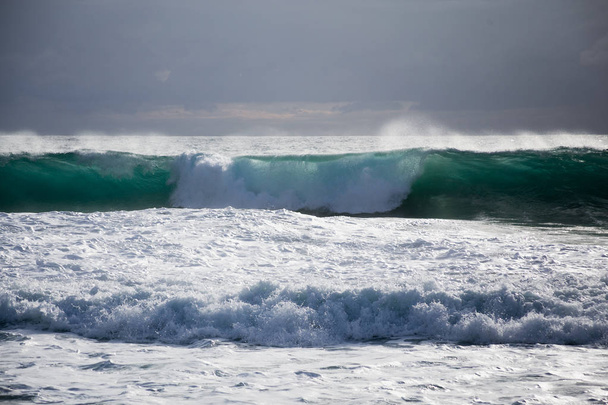 θύελλα στη θάλασσα με μεγάλα κύματα  - Φωτογραφία, εικόνα