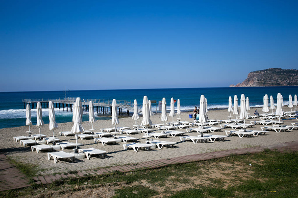 Belle plage avec chaises longues blanches et parasols
 - Photo, image