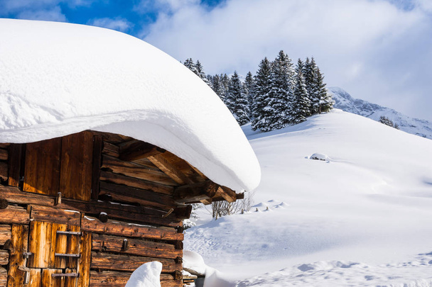 Chade com neve nos Alpes Austríacos
 - Foto, Imagem