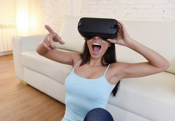 ευτυχισμένη γυναίκα στο σπίτι, σαλόνι καναπέ-κρεβάτι ενθουσιασμένος χρησιμοποιώντας 3d γυαλιά βλέποντας 360 εικονική πραγματικότητα - Φωτογραφία, εικόνα