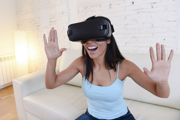 Szczęśliwa Kobieta w domu salon sofa kanapa podekscytowany, za pomocą 3d okulary oglądając 360 wirtualna rzeczywistość - Zdjęcie, obraz