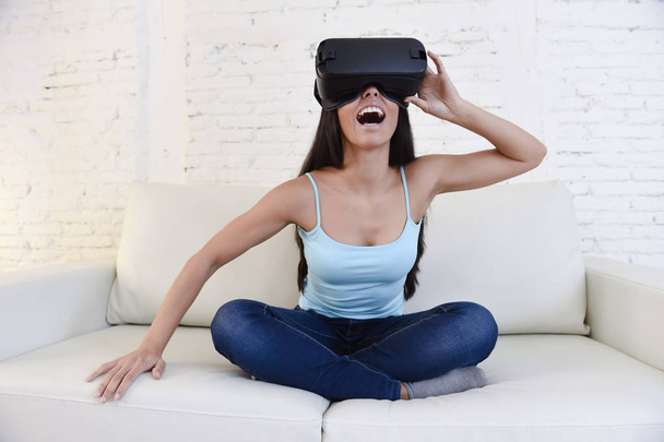 glückliche Frau zu Hause Wohnzimmer Sofa Sofa aufgeregt mit 3D-Brille beobachten 360 virtuelle Realität - Foto, Bild