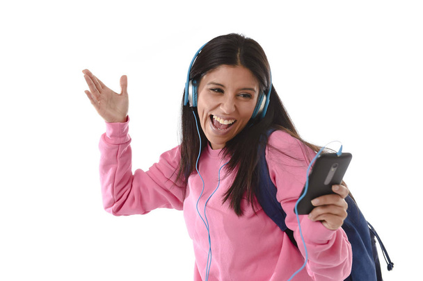 jonge vrouw of student meisje met mobiele telefoon luisteren naar muziek hoofdtelefoon zingen en dansen - Foto, afbeelding
