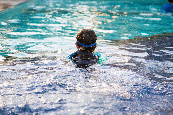 хлопчик навчиться плавати в басейні
 - Фото, зображення