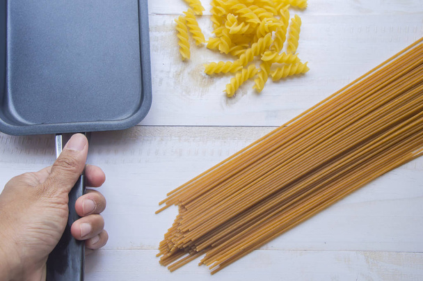 Bio teljes kiőrlésű csomó-ból nyers olasz spagetti tészta egy wh - Fotó, kép