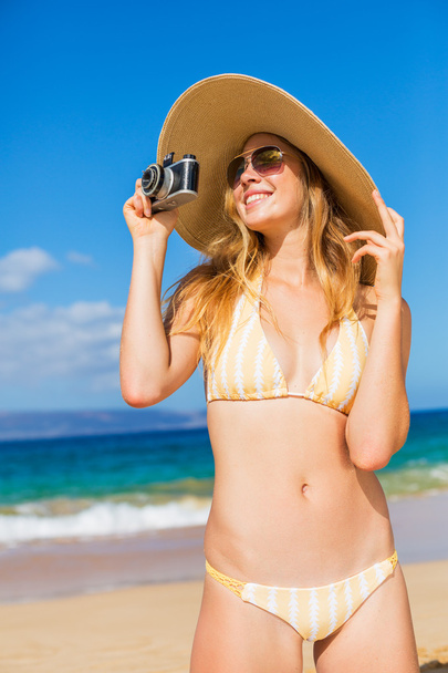 Beautiful Woman at the Beach with Camera - Foto, Imagem