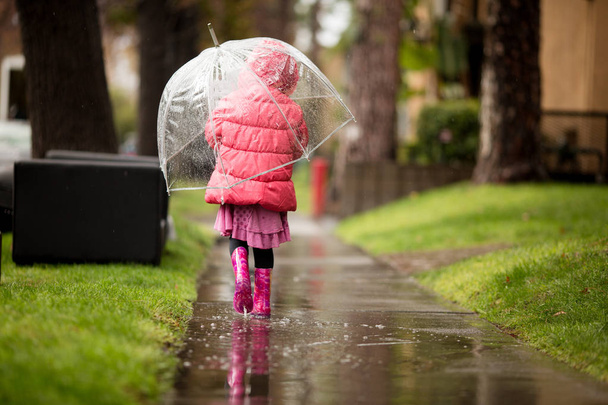 若い女の子がカリフォルニア州の雨のために必要な多くの再生します。. - 写真・画像