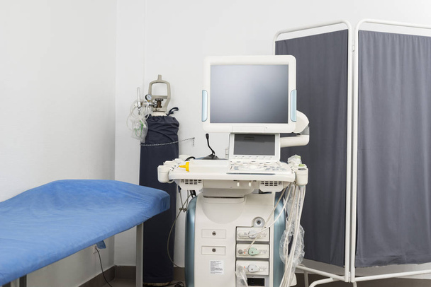 Ультразвуковая машина в больничной палате
 - Фото, изображение