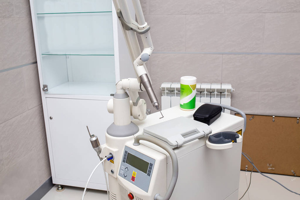 Professionele universele laser medische systeem apparaat in kliniek interieur - Foto, afbeelding