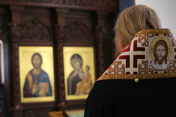 Prawosławny biskup modli się przed ołtarz ikony - Zdjęcie, obraz