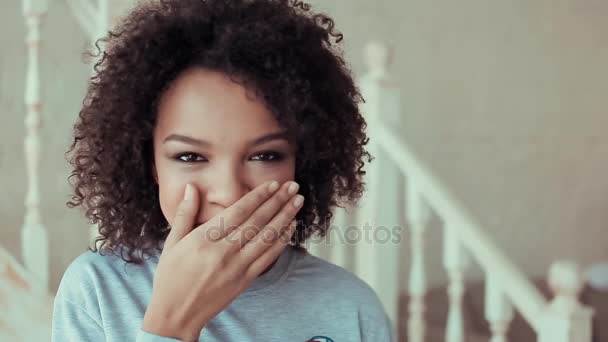 Beautyful african girl in white t-shirt posing on camera - Záběry, video