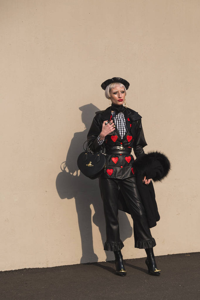 Fashionable woman posing during Milan Women's Fashion Week - Foto, Imagen