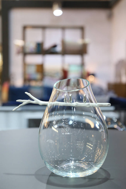 gyönyörű üveg váza a szürke asztali fehér fiókteleppel egy  - Fotó, kép