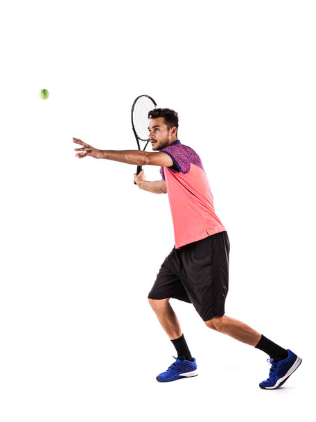Mladý muž hraje tenis  - Fotografie, Obrázek