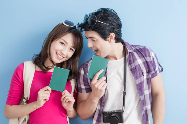 couple holding passports - Foto, afbeelding