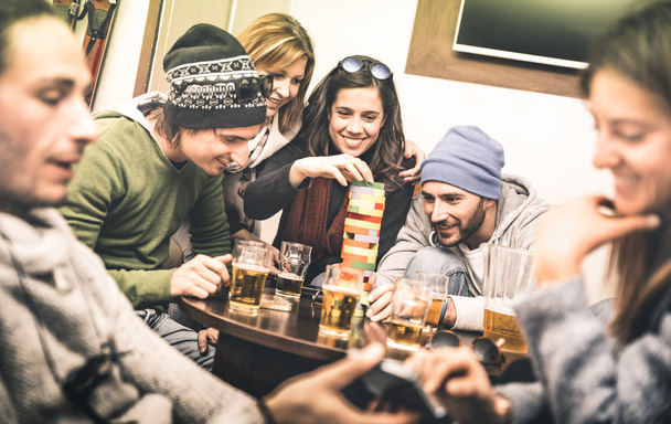 Ευτυχής φίλους παίζοντας πίνακα επιτραπέζιο παιχνίδι πίνοντας μπύρα σε παμπ - χαρούμενα πρόσωπα να διασκεδάζουν στο ζυθοποιείο μπαρ γωνία - φιλία έννοια σε αντίθεση desaturated φίλτρο με απαλό πράσινο χρώμα αποχρώσεις - Φωτογραφία, εικόνα