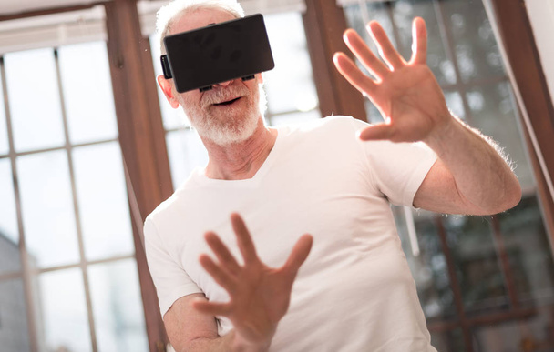 Uomo utilizzando un auricolare realtà virtuale, effetto luce dura
 - Foto, immagini