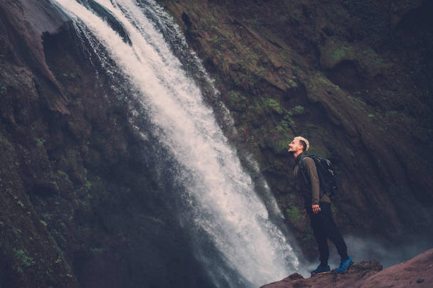 Веселый авантюрист у водопада Узуд в Марокко
. - Фото, изображение