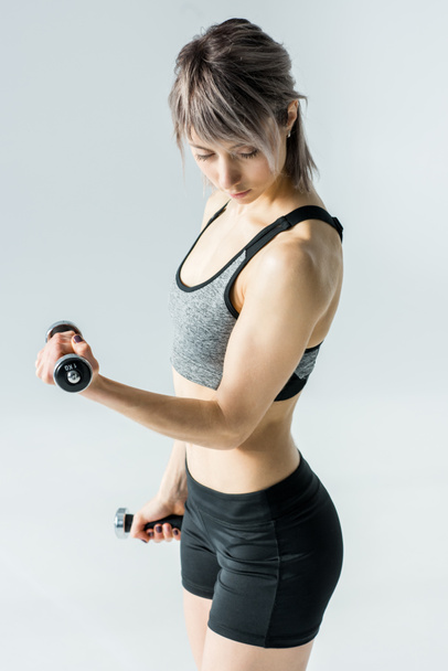 Mujer entrenando con pesas - Foto, Imagen