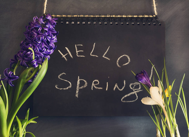 春の花とチョーク ボード構成 - 写真・画像