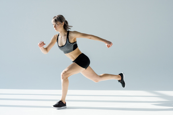 Sportos nő fut - Fotó, kép