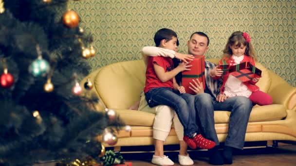 ζεύγους που γιορτάζει τα Χριστούγεννα με τα παιδιά τους. Γιορτάζοντας με την οικογένειά. - Πλάνα, βίντεο