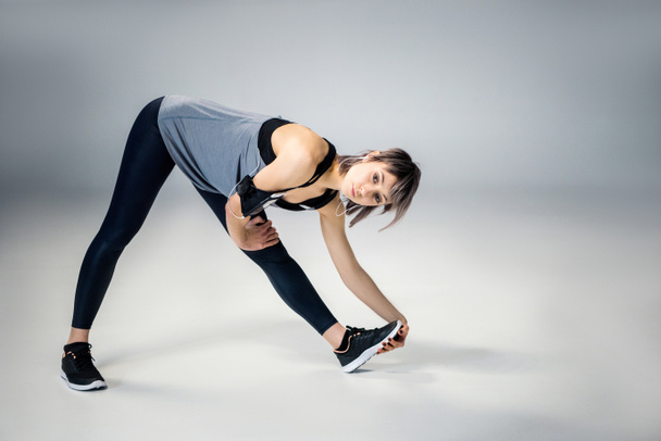 Donna sportiva stretching - Foto, immagini