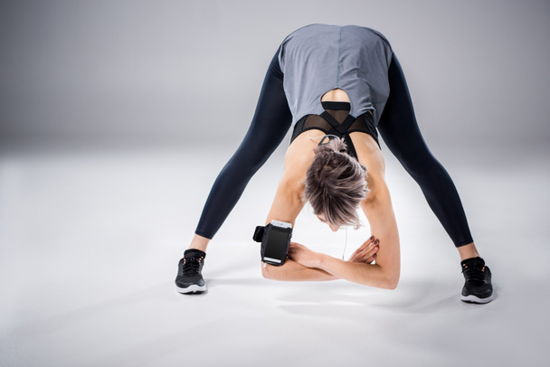 Donna sportiva stretching - Foto, immagini