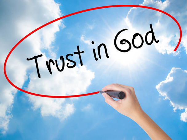 Donna mano scrittura fiducia in Dio con pennarello nero sulla paura visiva
 - Foto, immagini