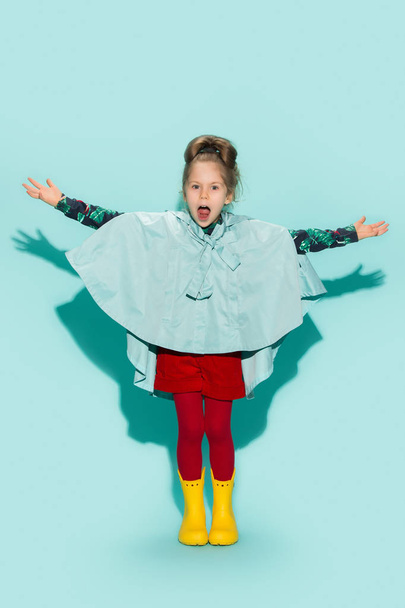 Little girl posing in fashion style wearing autumn clothing. - Fotoğraf, Görsel