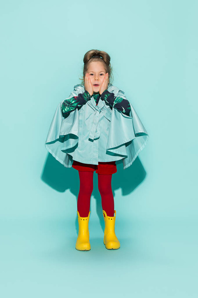 Little girl posing in fashion style wearing autumn clothing. - Foto, imagen