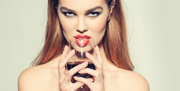 Pretty girl with red lips drinking wine from glass - Foto, afbeelding