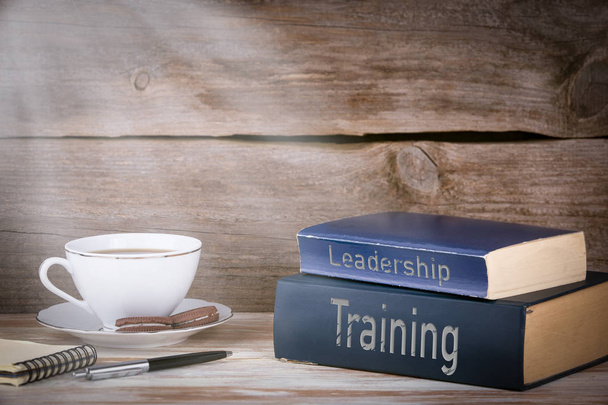 Ausbildung und Führung. Bücherstapel auf Holztisch - Foto, Bild