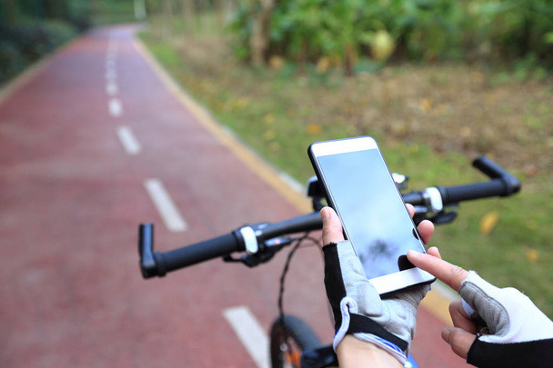 cyclist hands using gps navigator  - Foto, immagini
