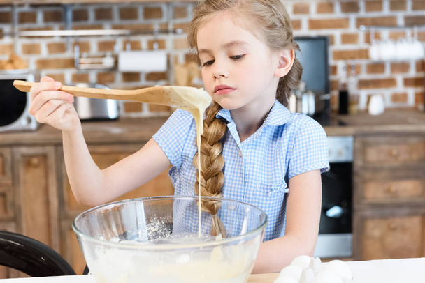 Little girl preparing dough - Fotoğraf, Görsel