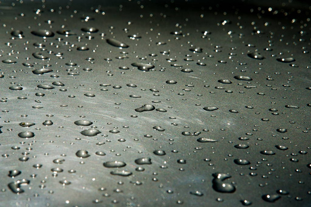 Sfondo texture. gocce di pioggia sulla vernice. Precipitazioni sotto forma di goccioline d'acqua
. - Foto, immagini