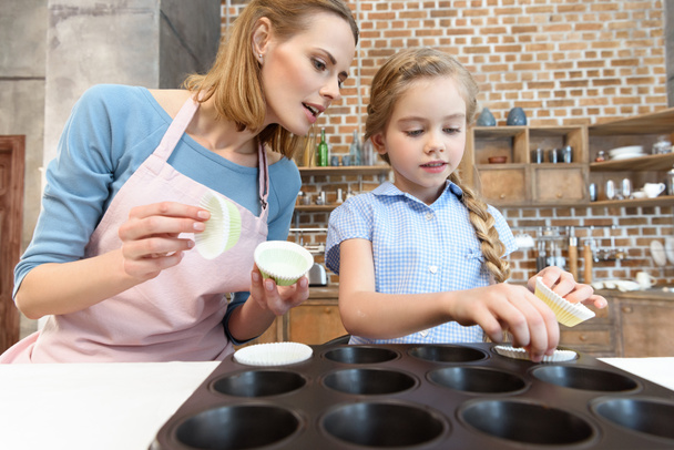 matka i córka do pieczenia ciasteczek - Zdjęcie, obraz