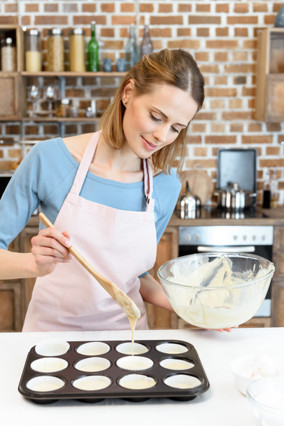 Young woman cooking - Foto, Bild