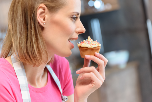 woman eating cupcake - Photo, image