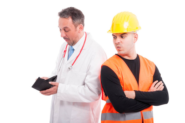 Médico olhando conteúdo verificando construtores carteira
 - Foto, Imagem