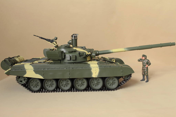  Tanque soviético T-72 vista lateral
 - Foto, Imagen