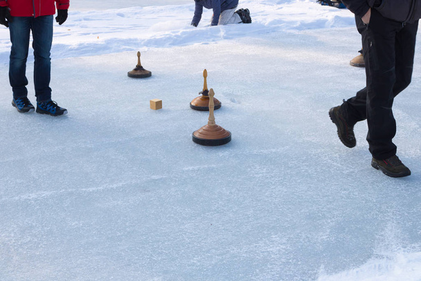 Pessoas que jogam curling em um lago congelado, Áustria, Europa
 - Foto, Imagem