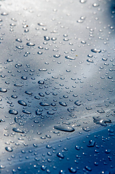 Textuur achtergrond. regendruppels op de lak. Neerslag in de vorm van waterdruppels. - Foto, afbeelding