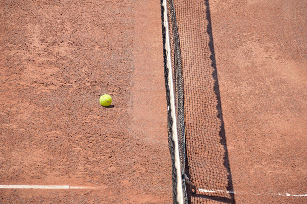 tennis ball on the court - Foto, imagen